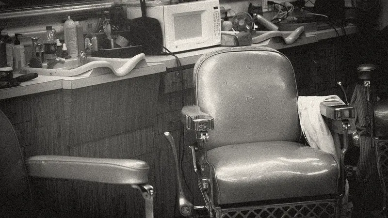 Sillón de barbero antiguo, en blanco y negro (foto ilustrativa)