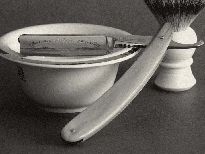 Navaja, brocha y bowl de afeitar (foto ilustrativa)